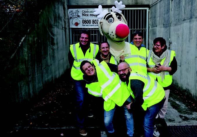 Les membres du comité d’organisation de Nez Rouge sont dans les starting-blocks. Ici, devant l’entrée de leur fief à Cortaillod. Photo: Nadja Hofmann